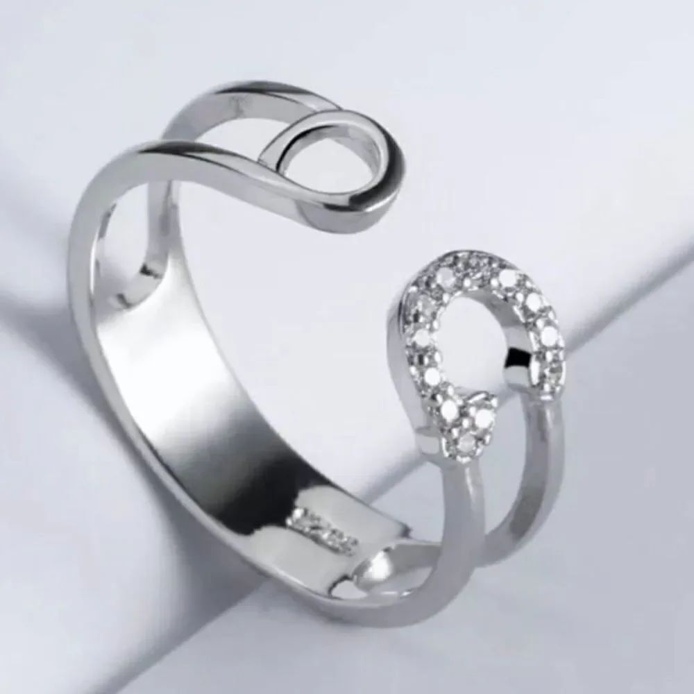 The Bling Safety Pin Ring luxury adjustable in 925 and cubic zirconia.